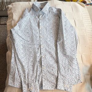 Apt. 9 Men's White and Blue Floral Button Down Shirt.  Size small.  Like new.